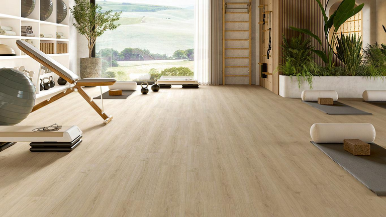  Der Boden zeigt eine helle, dezente Holzoptik mit einer glatten Oberfläche.